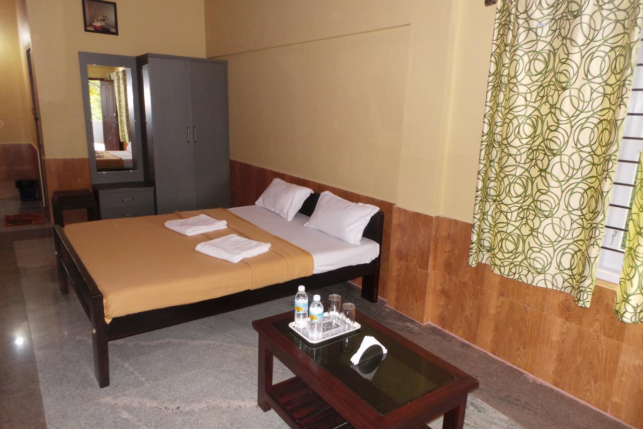 Iroomz Sri Vinayaka Comfort Virajpet Eksteriør billede